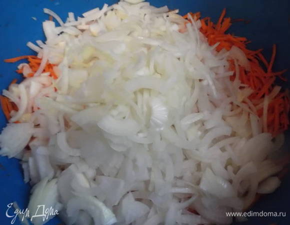 Лук порезать полукольцами и пополам.