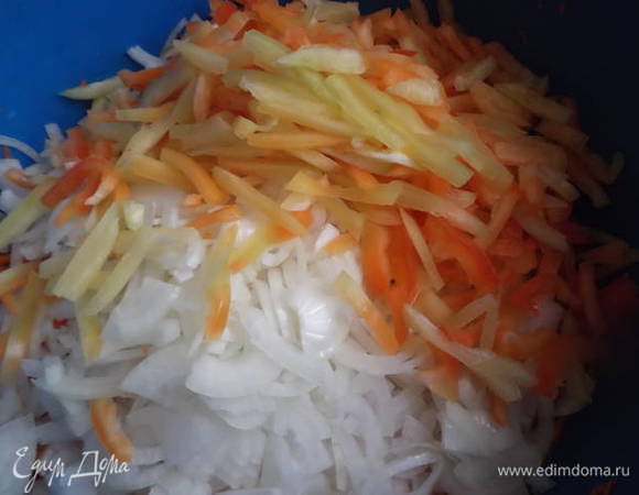 Тонкой соломкой порезать перец.