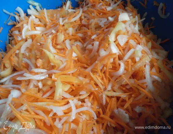 Добавляем к овощам. Перемешиваем, при этом как бы отжимаем овощи руками.