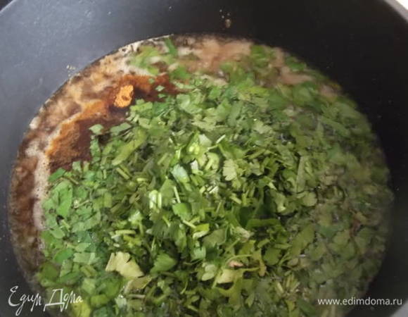 Рубим зелень. В посуду наливаем растительное масло, добавляем уксус, сахар, соль, перец острый, красный, черный молотый и зелень. Даем закипеть и мешаем до растворения сахара и соли. Выключаем.