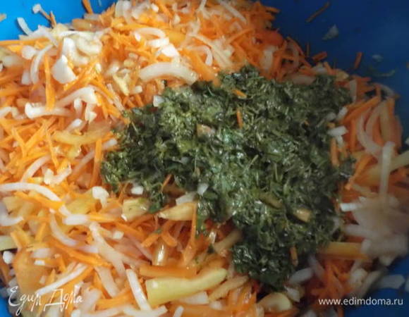 Добавляем заправку к овощам.