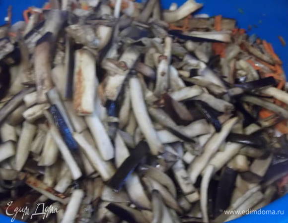 Режем соломкой баклажаны. Укладываем на смазанный маслом противень. Ставим в духовку. Баклажаны нужно подвялить, но не жарить. Они будут и так мягкими. Выложить баклажаны к маринованным овощам и перемешать.