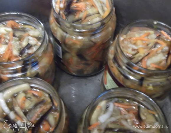 Прикрыть крышками и стерилизовать банки 0,5 л 15 минут, 0,7 или 1 литр 20–25 минут. По окончании закрутить крышками и перевернуть до полного остывания. Из этого кол-ва продуктов выход 7 банок по 0,5 литра. Удачных заготовок!