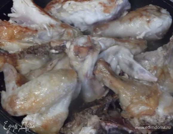 Куски курицы обжарить с двух сторон до золотистой корочки.