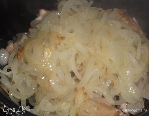 Лук порезать полукольцами, отдельно обжарить до золотистого цвета.