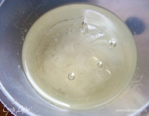 Влить в масло уксус (я брала по 200 мл).