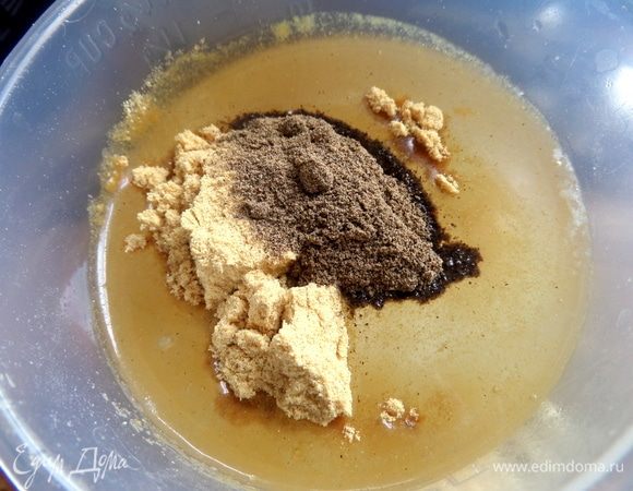 Всыпать соль, сахар (я брала 100 г), горчицу и перец.