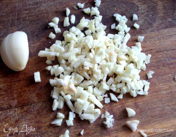 Измельчить очищенный чеснок.