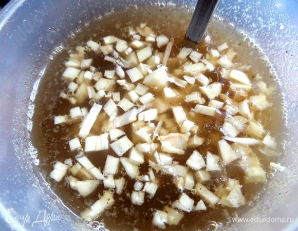 Все перемешать вместе с чесночком.