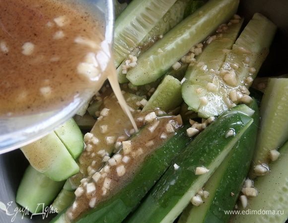 Огурцы сложить в большую миску и полить маринадом.