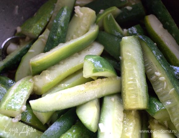 В процессе я перемешивала, огурцы дадут сок, так и должно быть.