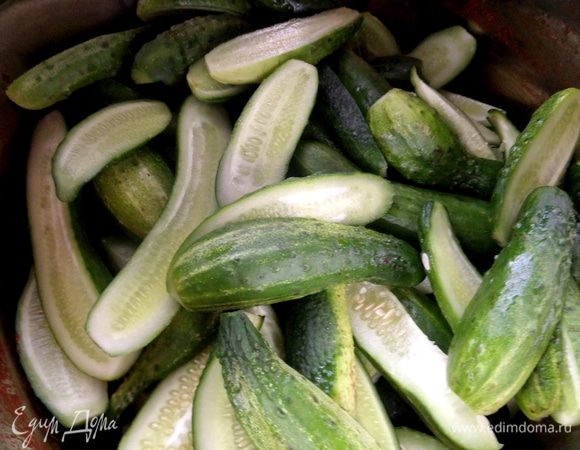 Это другая партия. Если огурцы небольшие — делим просто пополам вдоль.