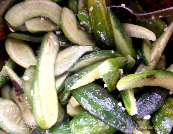 Здесь они перемешаны с маринадом.