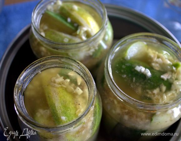 Чистые банки держим над паром или в духовке, кто как привык, заполняем огуречными дольками, маринад заливаем сверху.