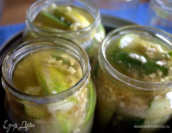 Ставим в кастрюлю, на дно ткань для прокладки и заполняем водой кастрюлю почти до краёв. Стерилизуем после закипания на слабом огне 15–20 минут (20–литровые).