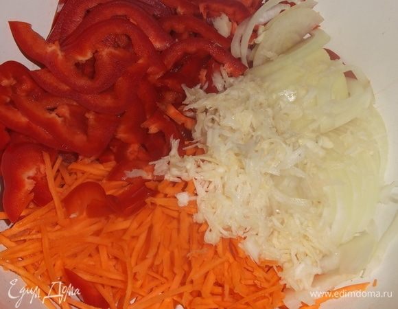 Морковь натереть на терке для корейской моркови. Лук, перец порезать полукольцами. Чеснок натереть.