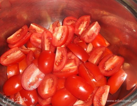 Помидоры порезать на две или четыре части. В зависимости от размера.