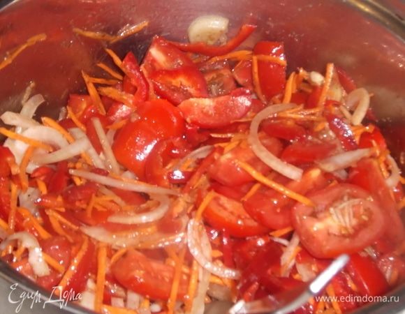 Засыпать порезанные овощи. Хорошо перемешать. Оставить на 1 час для маринования.