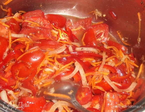 Овощи дадут сок. Еще раз все хорошо перемешать.