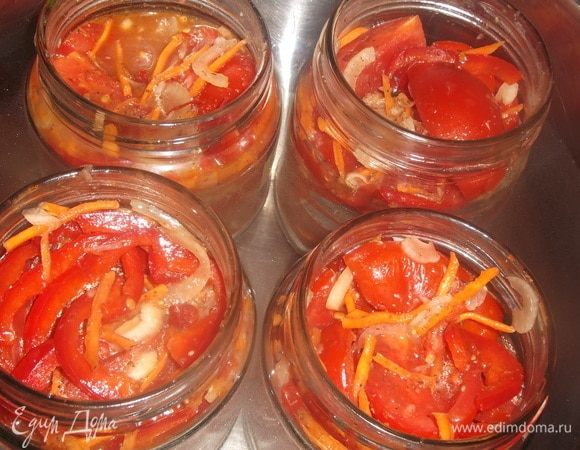 Разложить по банкам. Залить образовавшимся соком. Поставить на стерилизацию. Стерилизовать банки по 0,5 л 15 минут после закипания. Закатать. Выход — 2 литра.