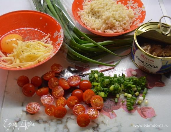 Подготовим все необходимые ингредиенты. С тунца слить жидкость. Помидоры помыть и разрезать пополам. Лук нашинковать. Рис отварить до готовности.