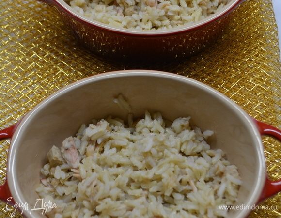 Отварной рис смешать с тунцом и сложить в подготовленные формочки.