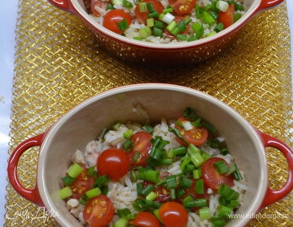 На рис кладем лук и помидоры черри.