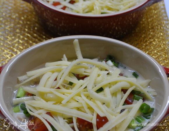 Залить эту смесь в горшочки, сверху посыпать оставшимся сыром и запечь 20 минут до характерного запаха и красивой корочки.