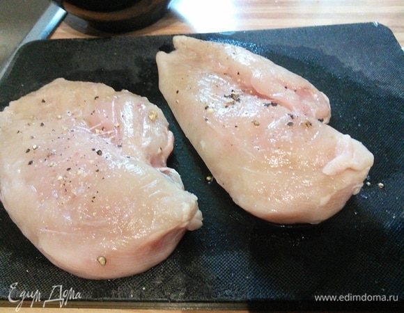 Куриное филе промыть, высушить, посолить и поперчить по вкусу.