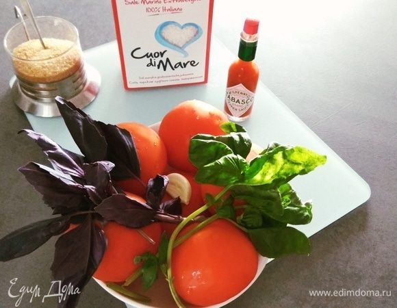 Для приготовления нам потребуется: томаты, базилик, чеснок, соус табаско (возможно заменить другим аналогом), сахар коричневый (можно любой другой), соль морская крупная (можно любую другую). Овощи промыть, обсушить.