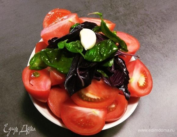 Из помидор удалить место крепления плодоножки. Шкурку с помидор можно не снимать. Помидоры разделить на 4 части. На дно чаши блендера выложить базилик, чеснок. Сверху в чашу выложить помидоры, добавить соус табаско, соль, сахар. Блендером (желательно в турборежиме) измельчить содержимое чаши.