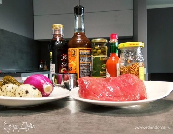 Для приготовления данного блюда нам понадобится говядина. При выборе говядины стоит уделить большое внимание ее внешнему виду. Желательно брать шею с наименьшим количеством жировых прослоек и пленок. Перед приготовлением блюда мясо необходимо промыть в холодной воде и зачистить от пленок.