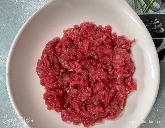 Далее говядину необходимо нарубить вручную до размера кубиков примерно равных 0,3–0,5 см. Можно также пропустить через мясорубку с решеткой с крупными отверстиями.