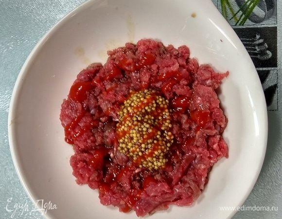 В мясо добавляем французскую горчицу, соус уорчестер, соус табаско (либо аналог), черный перец. Тщательно перемешиваем и отправляем в холодильник на 30 минут.