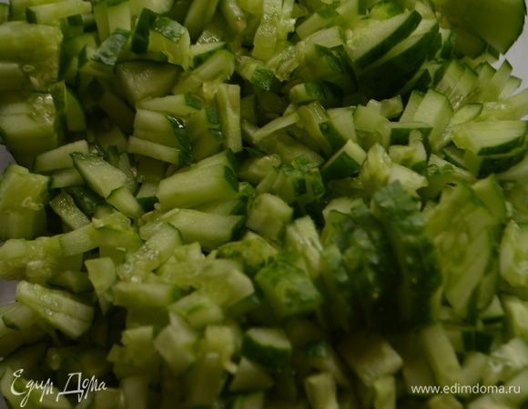 Первым делом надо замочить перловую крупу. Для этого крупу хорошо промыть, чтобы вода стала прозрачной. И залить холодной водой. Отставить в сторону. Тем временем займемся овощами. Огурцы хорошо помыть и нарезать небольшими брусочками.