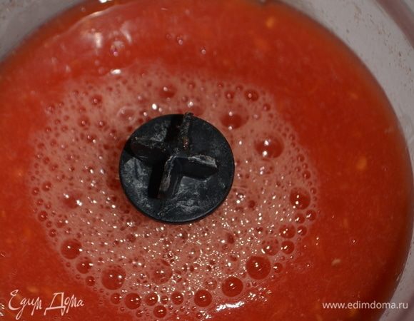 У томатов сделать крестообразный надрез, залить кипятком на 10 минут. Воду слить и очистить от кожуры. Томаты пробить блендером.