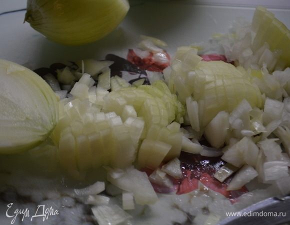 Лук нарезать кубиками, морковь натереть на крупной терке.