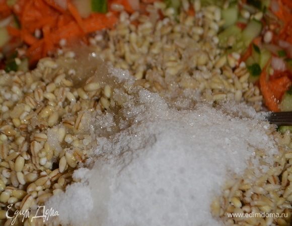 В глубокую кастрюлю сложить все подготовленные овощи, перловую крупу (предварительно слить жидкость), сахар, соль, масло и воду.