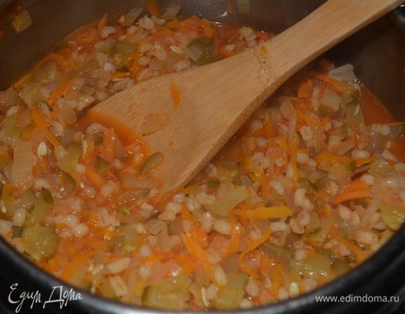 Ставим кастрюлю на плиту и доводим содержимое до кипения. Накрываем крышкой и тушим на медленном огне 30 минут. Периодически помешивая. В конце варки добавить уксус, хорошо перемешать и снять с огня. Аромат сумасшедший стоял на кухне!