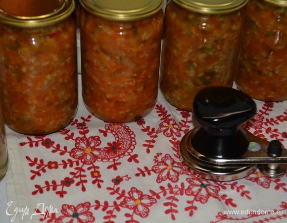 Разложить рассольник по стерилизованным банкам, закатать под крышки. Накрыть одеялом до остывания. И убрать в прохладное место. Я стерилизую банки в духовке. Для этого помыть банки хорошо и поставить в холодную духовку. Выставить температуру 120°C и выключить через 15 минут. Крышки я стерилизую на плите. Кипячу 5 минут после закипания.