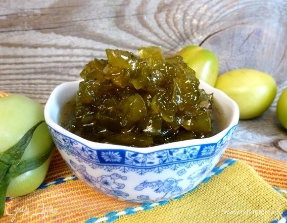 Лук и чеснок слегка обжарить на оливковом масле до прозрачности. Не зажаривайте, а то лук забьет все своим вкусом. Соединить все ингредиенты и варить до загустения. Вкусных вам заготовок!