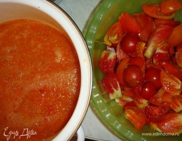 Помидоры моем, режем и пропускаем через мясорубку.