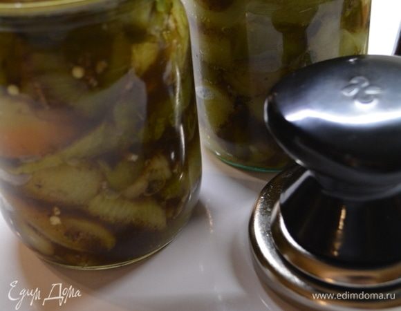 Закатать под железные крышки, накрыть одеялом до остывания.