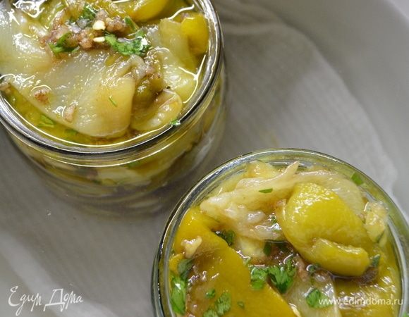 Теперь нужно простерилизовать сам перчик для лучшего хранения. Для этого в подходящую кастрюлю уложить на дно полотенце, поставить банки и залить водой. Довести до кипения, убавить и держать на медленном огне 15 минут.