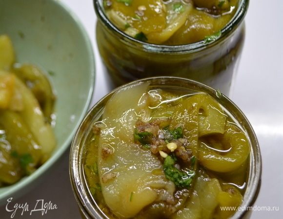 На дно стерилизованных банок кладем смесь перцев. И укладываем перец плотно. Я стерилизую банки в духовке. Для этого помыть банки хорошо и поставить в холодную духовку. Выставить температуру 120°C и выключить через 15 минут. Крышки я стерилизую на плите. Кипячу 5 минут после закипания.