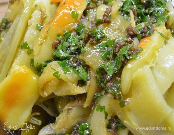 К перцу добавляем заливку и аккуратно перемешиваем.