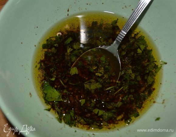 Тем временем сделаем заливку: в миске смешать масло, измельченную петрушку, бальзамический уксус, соль и чеснок через пресс.