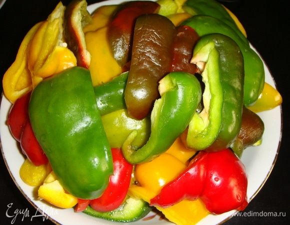 Болгарский перец моем, удаляем семена и прокручиваем через мясорубку.