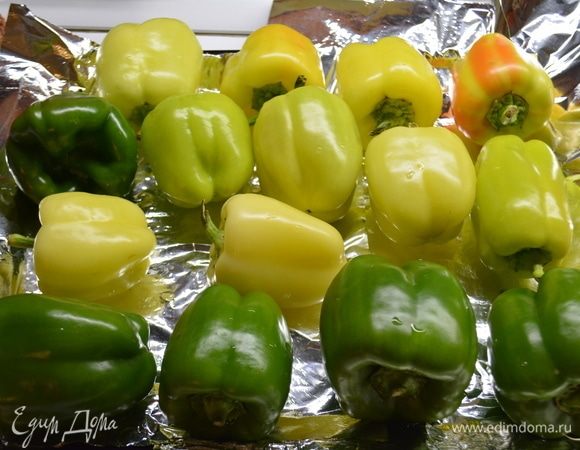 Перец хорошо помыть. И выложить на противень, застеленный фольгой. Запечь в предварительно разогретой духовке при 200°C 30 минут.