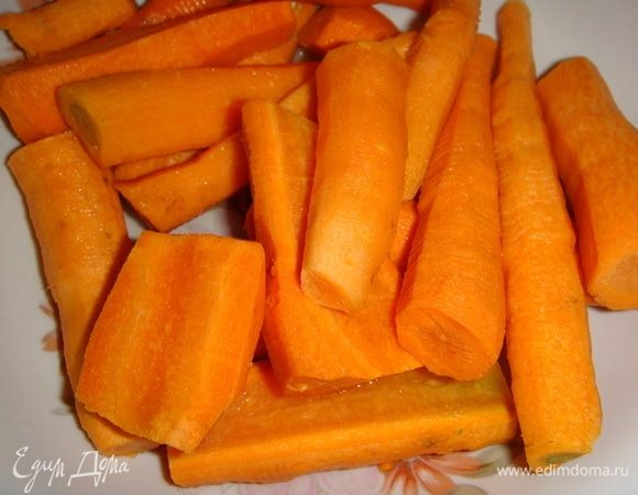 Морковь чистим, пропускаем через мясорубку.